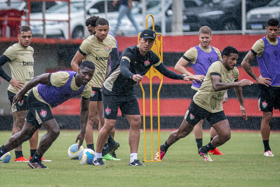 Carpini em treino no Vitória — Foto: Victor Ferreira / EC Vitória