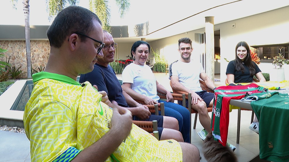 Guilherme Gilbertoni com a família e parte da coleção de camisas — Foto: Fábio Júnior/EPTV