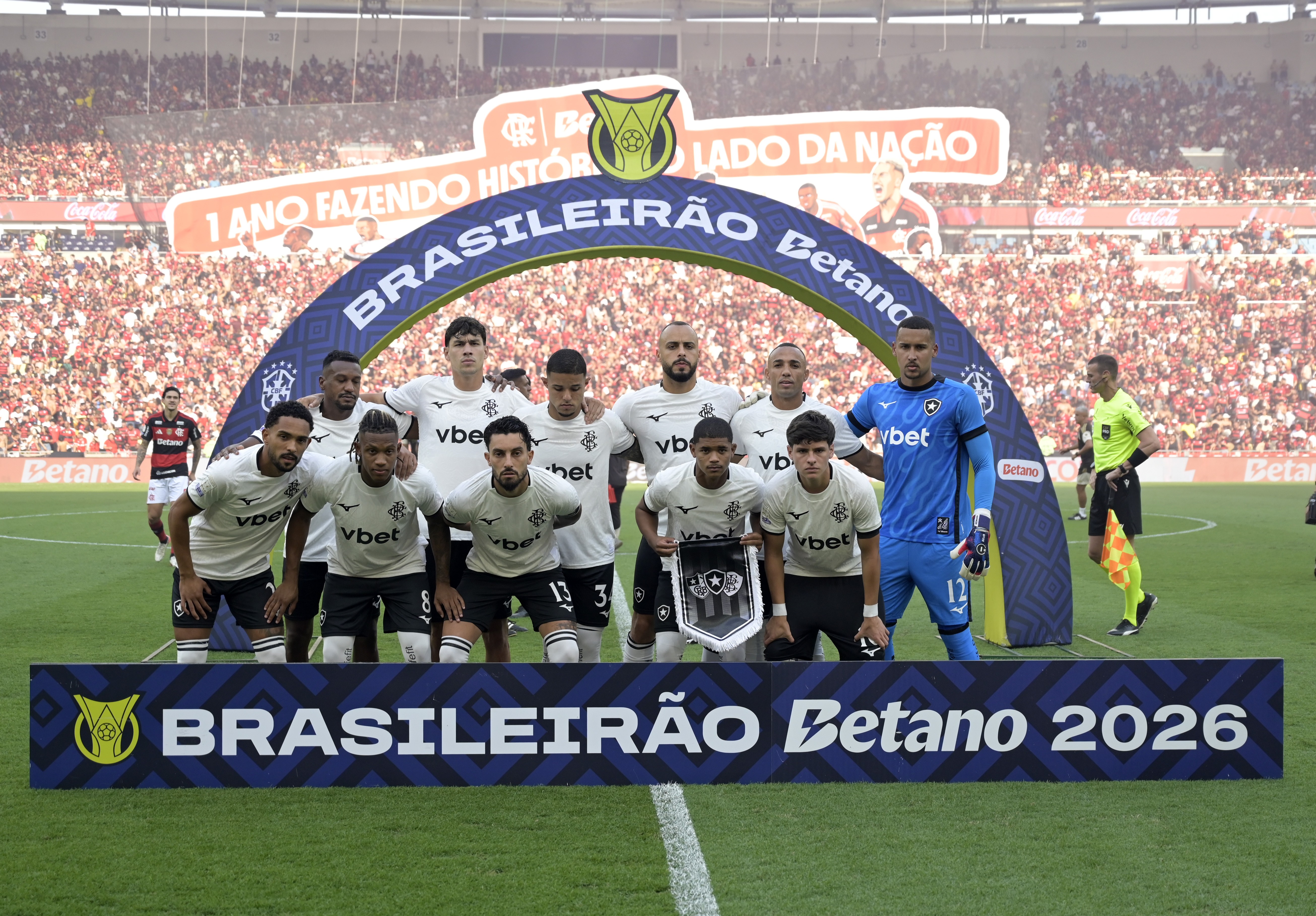 Jogadores do Botafogo em campo durante clássico contra Flamengo