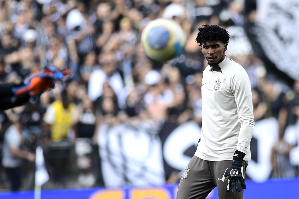 Hugo Souza antes de Corinthians x Flamengo — Foto: Marcos Ribolli