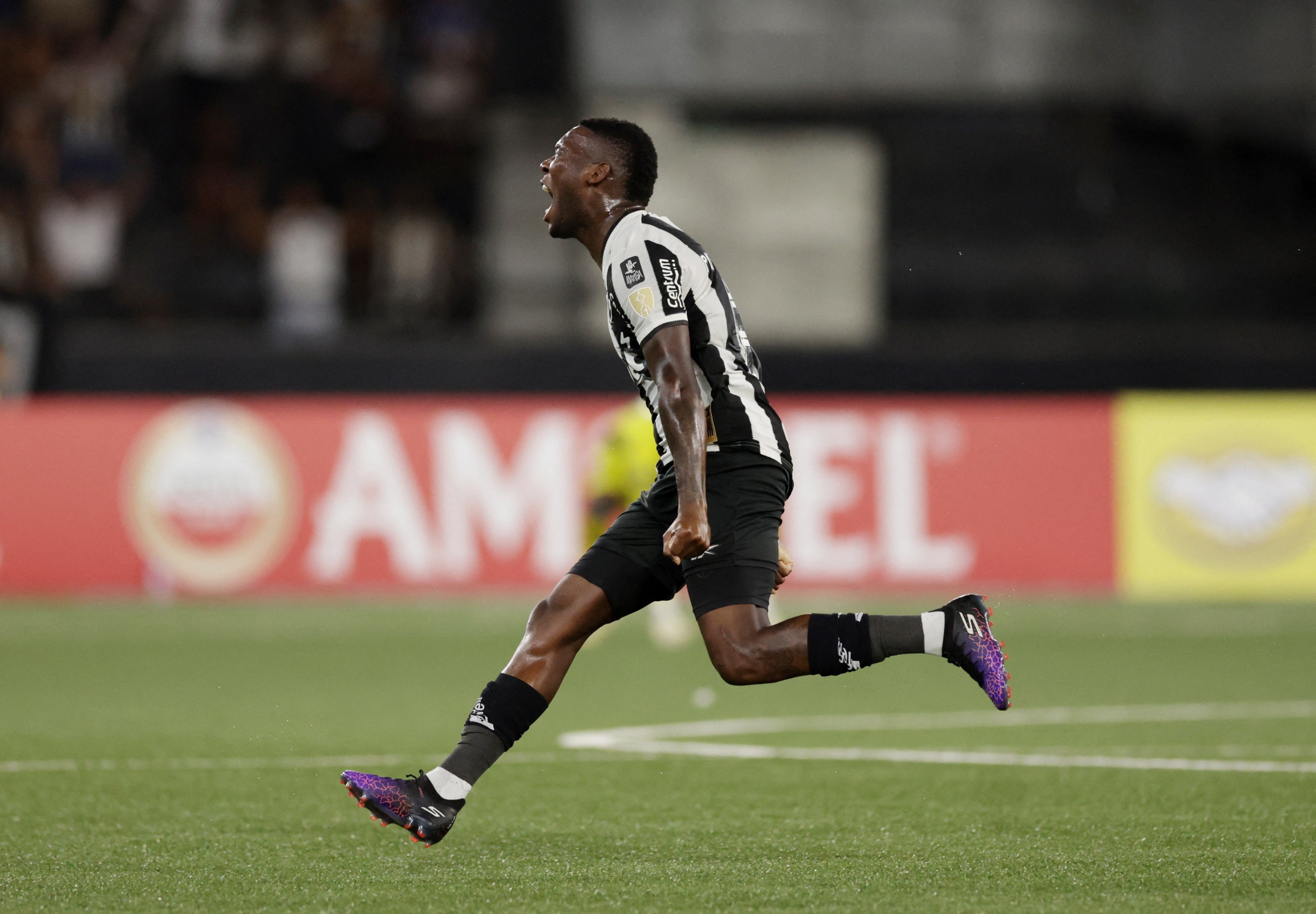 Patrick de Paula é destaque na Espanha após gol em vitória do Botafogo ...
