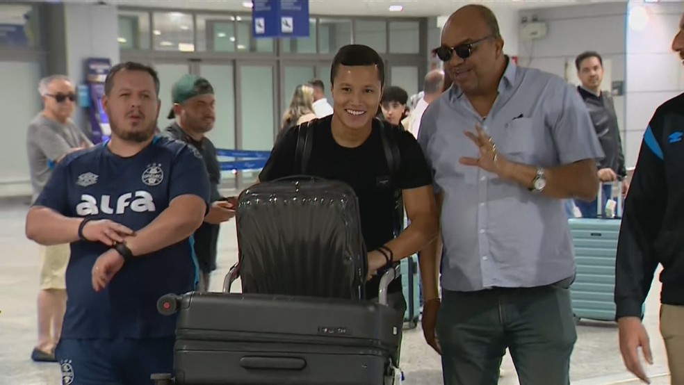 Marlon desembarca em Porto Alegre para assinar com o Grêmio — Foto: Rafael Lenz/RBS TV