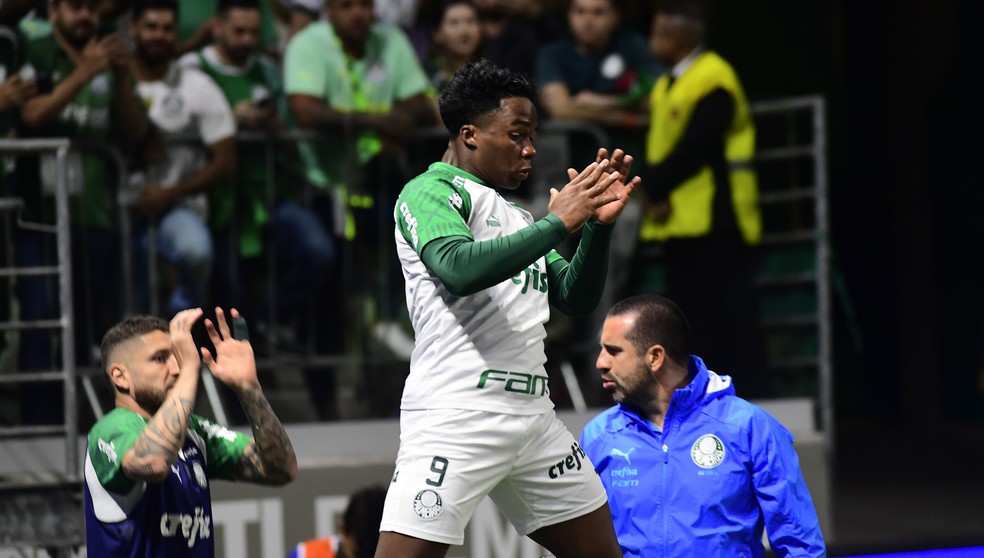 Endrick aquece antes de jogo do Palmeiras — Foto: Marcos Ribolli