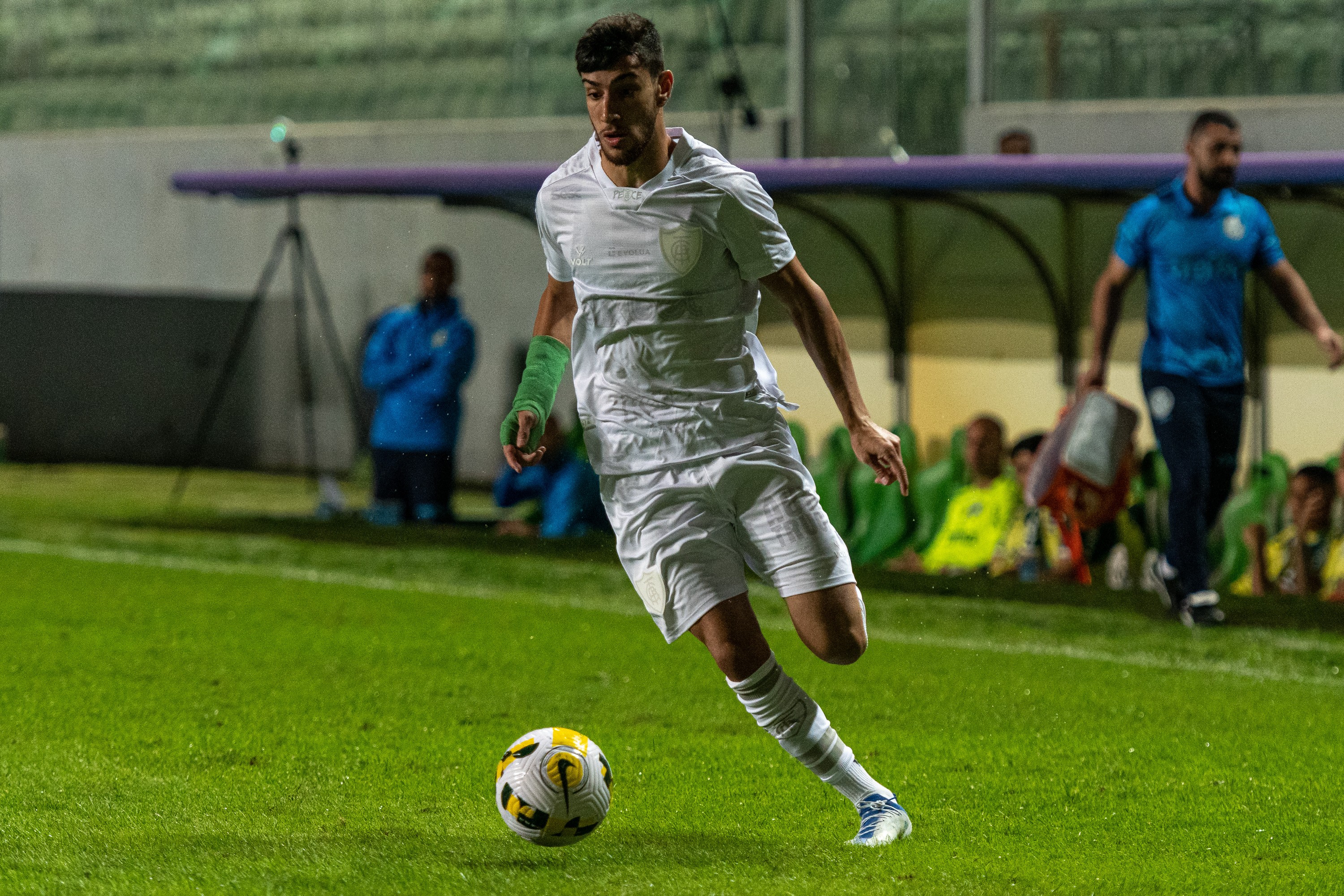 Gabriel Noga se despede do Atlético-GO e viaja para acertar com o Bahia, futebol