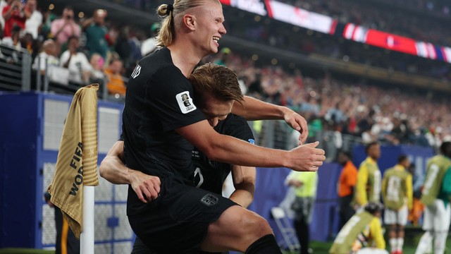 Erling Haaland comemora o gol em Noruega x Senegal