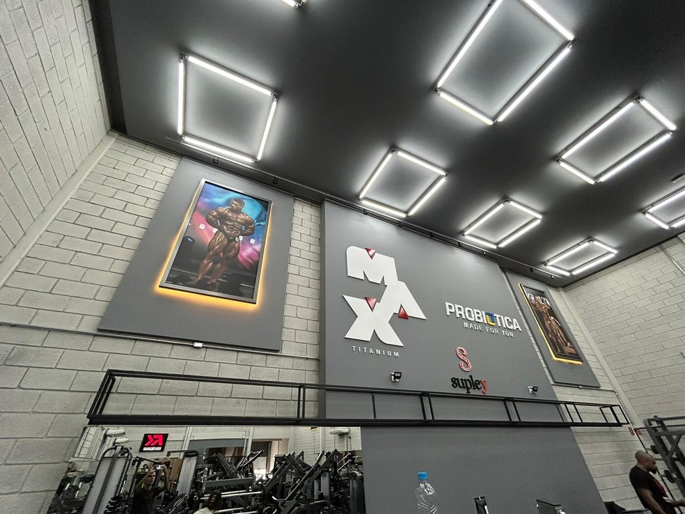 Quadro de Ramon Dino na academia particular onde treina — Foto: Bruno Giufrida