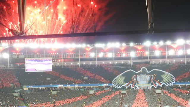 Mosaico mostra Urubu, mascote do Flamengo, com a taça da Copa do Brasil