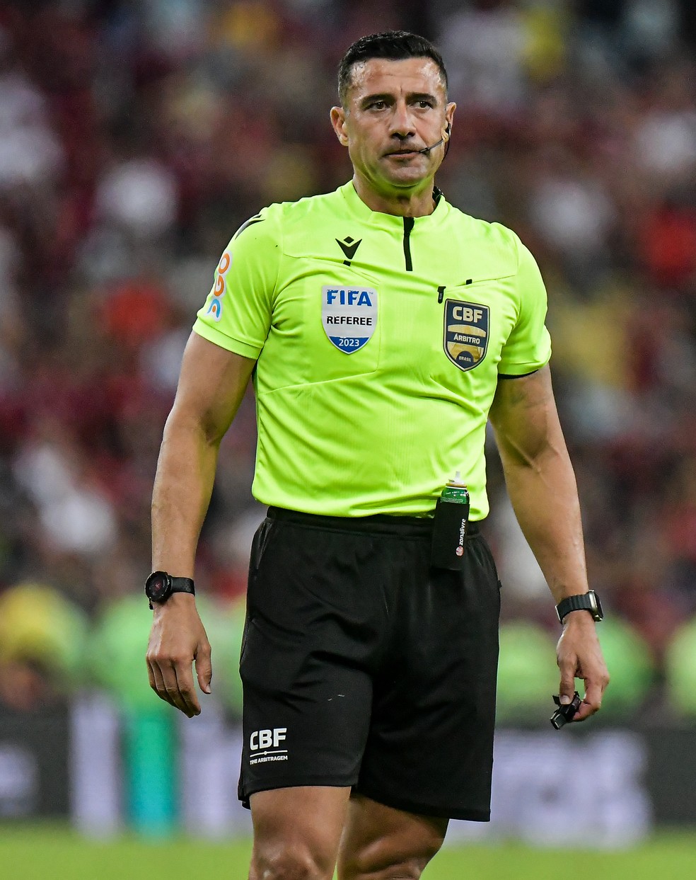 Braulio da Silva Machado apita a partida no Maracanã — Foto: Thiago Ribeiro/AGIF