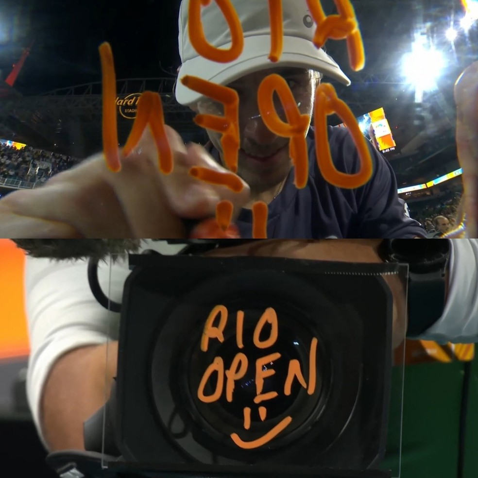 De Minaur escreve "Rio Open" na lente após vitória sobre Fonseca em Miami — Foto: Reprodução/Instagram