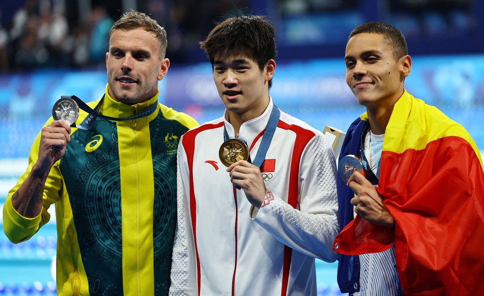 Pan Zhanle com o ouro, Kyle Chalmer com a prata e David Popovic com o bronze — Foto: REUTERS