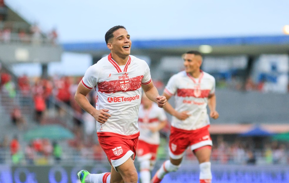 Thiaguinho comemora gol do CRB contra o Paysandu — Foto: Ailton Cruz