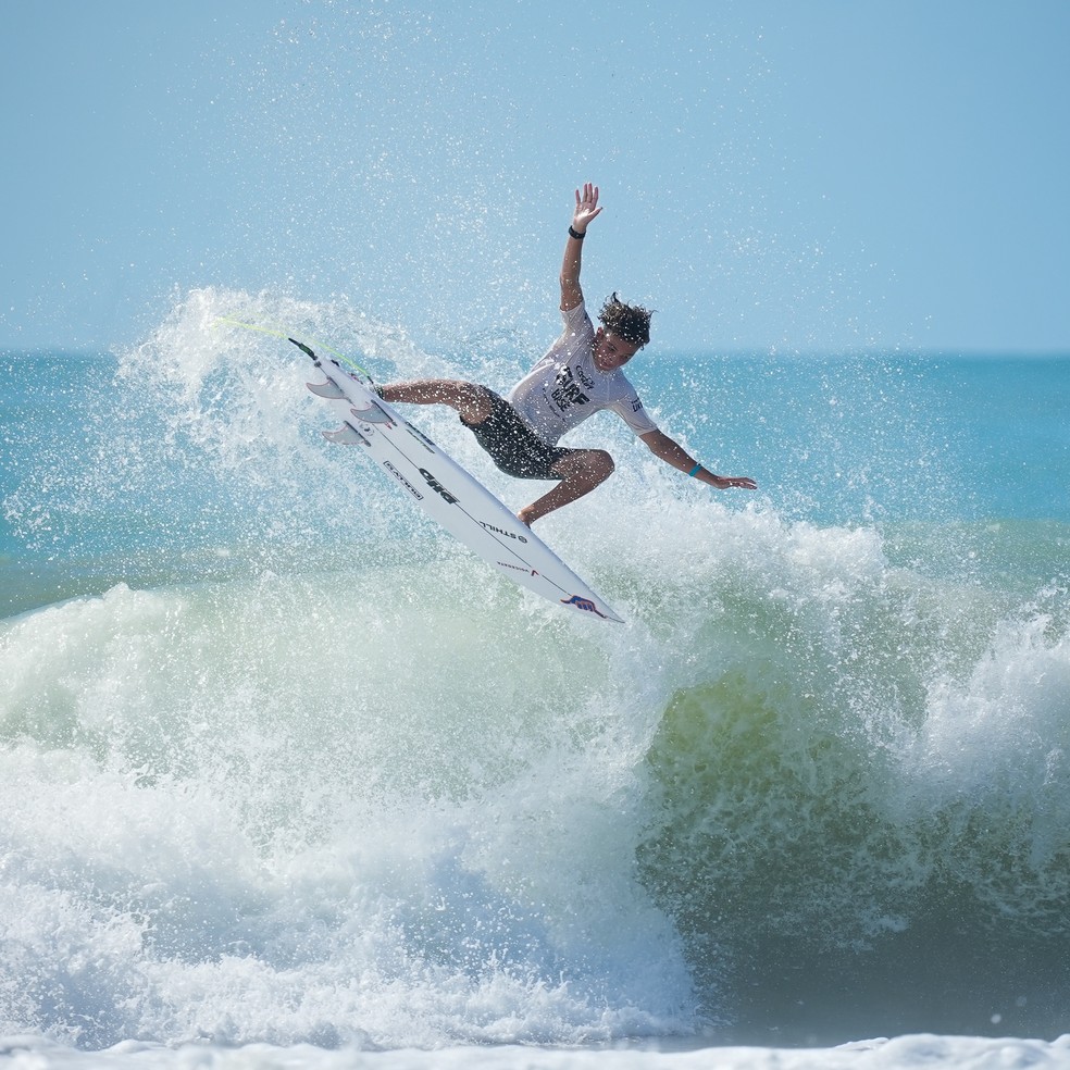 Vini Palma realizando um aéreo na fase regional do Surf Brasil Base