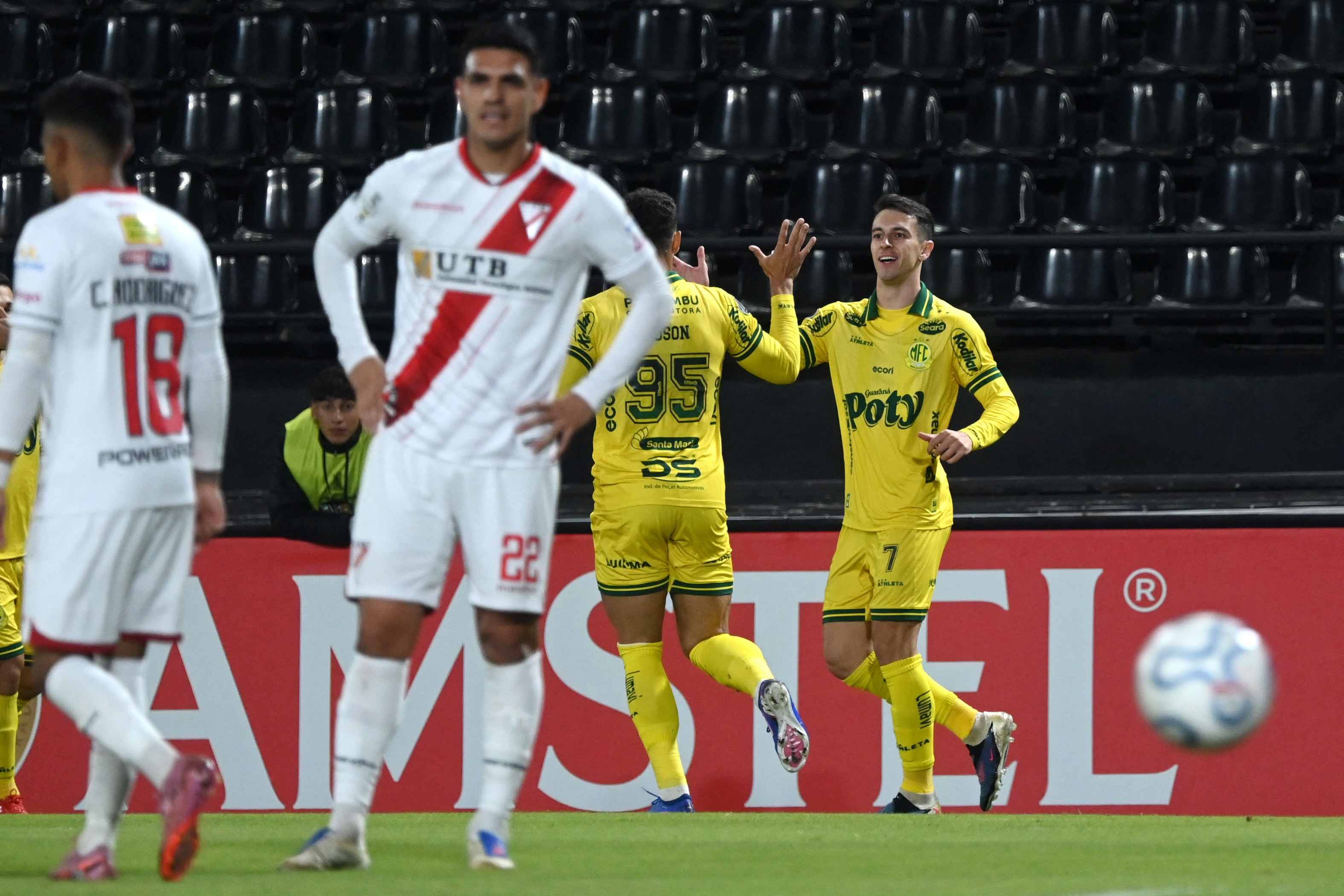 Atletas do Mirassol celebrando feito histórico em partida válida pela Libertadores 2026
