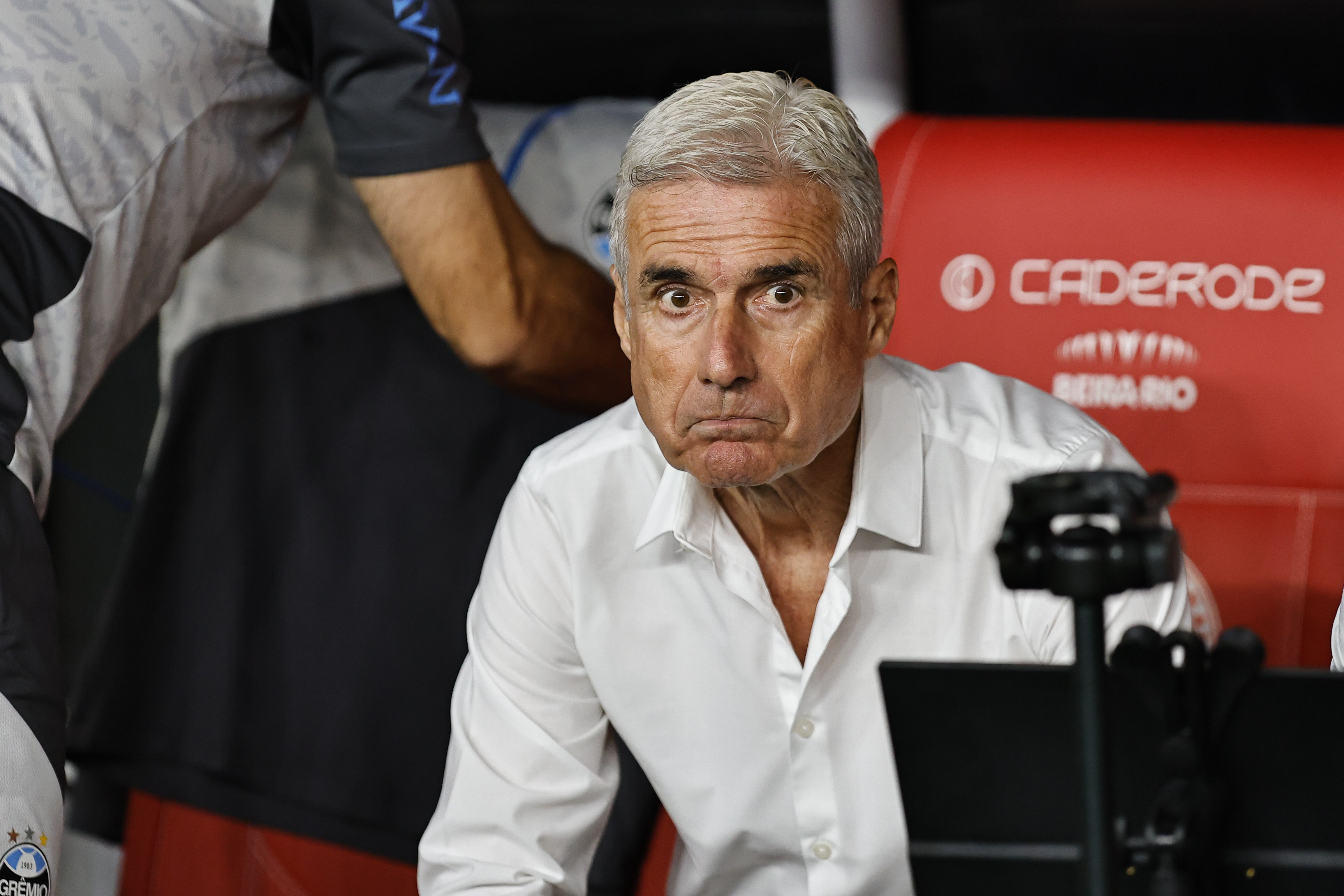 Com polêmica de arbitragem, Grêmio e Internacional empatam no jogo de ida