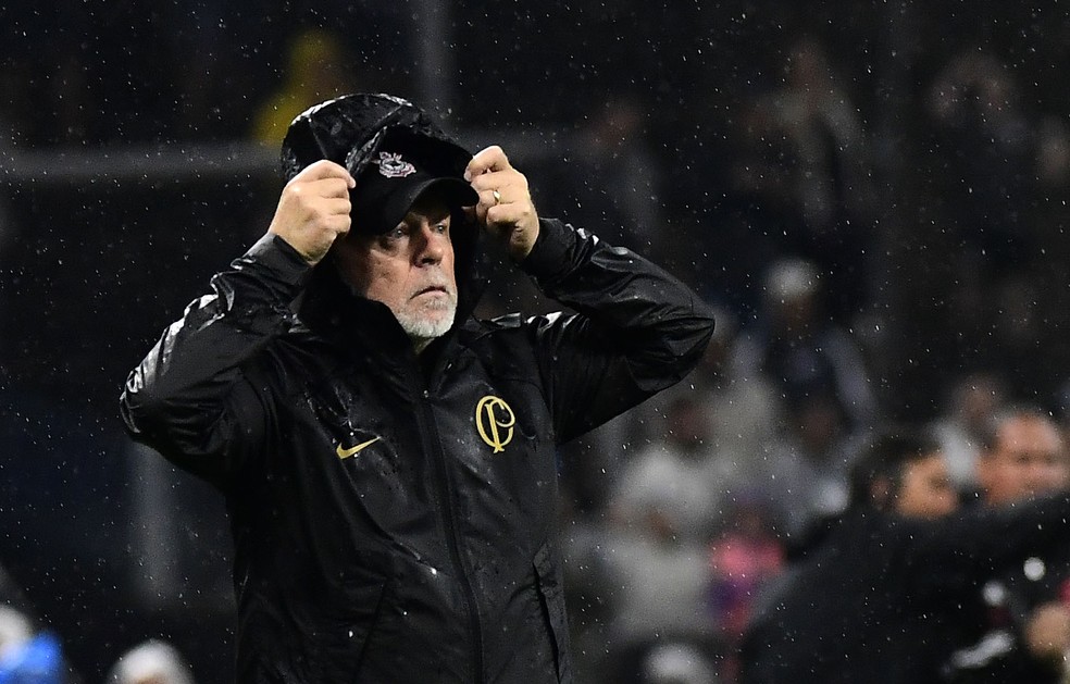 Mano Menezes tem muito a fazer para transformar o Corinthians — Foto: Marcos Ribolli