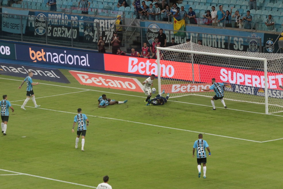 Volpi salva o Grêmio contra o Atlético-MG — Foto: Rafael Favero