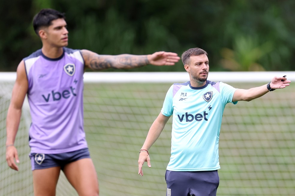 Joaquín Correa e Martín Anselmi em treino do Botafogo — Foto: Vitor Silva/BFR
