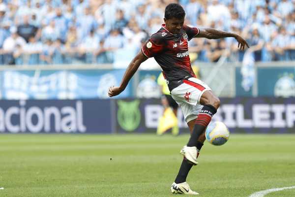 São Paulo renova contrato com o volante Luiz Gustavo por mais uma temporada