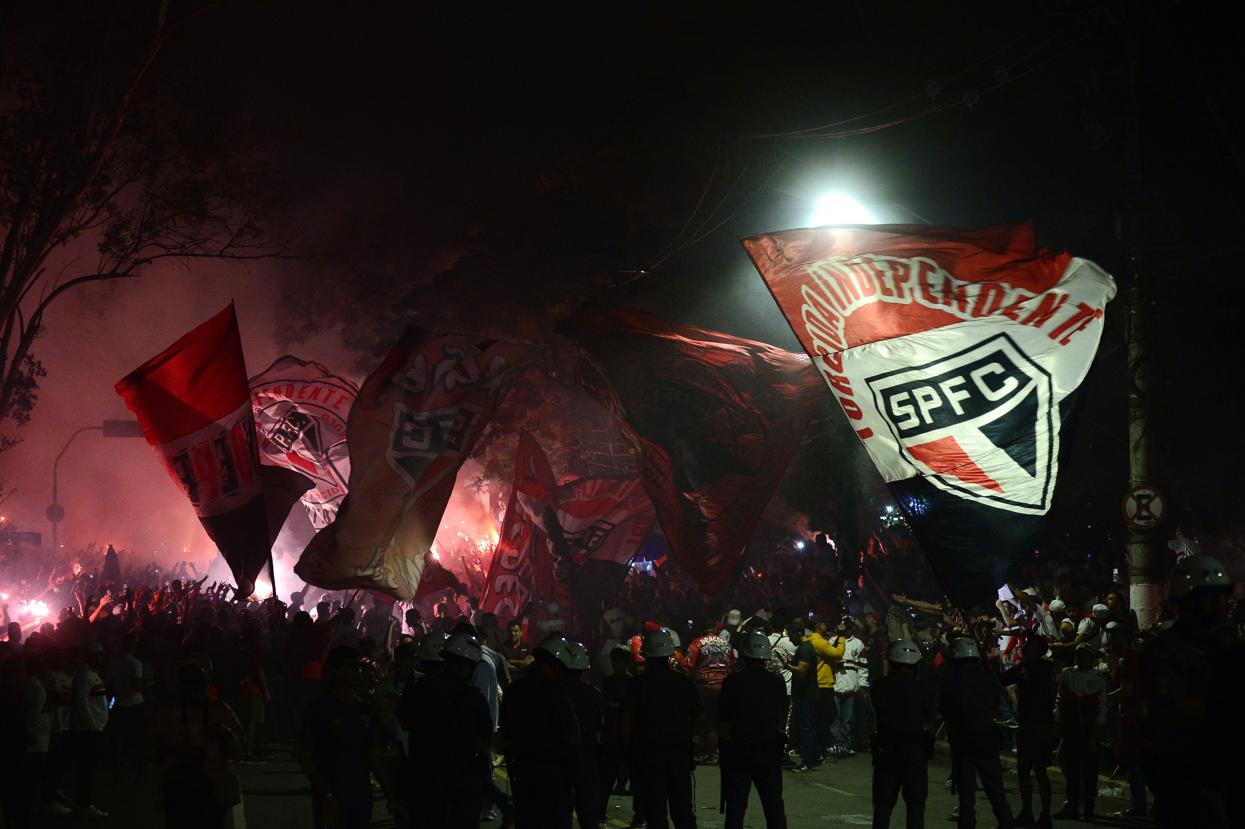 CLIMA HOSTIL!!  Torcida promete clima tenso contra Atlético Nacional.