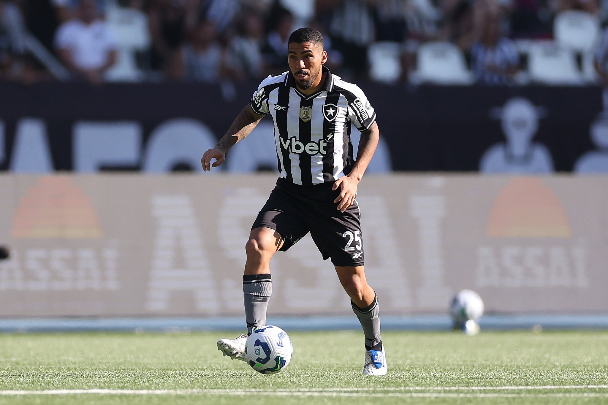Botafogo informa que Allan terá que passar por cirurgia na coxa direita; veja prazo de recuperação | Ge