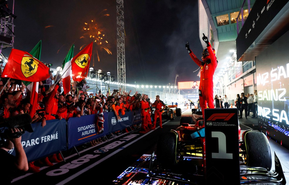 E agora para algo completamente novo: Carlos Sainz vence GP de