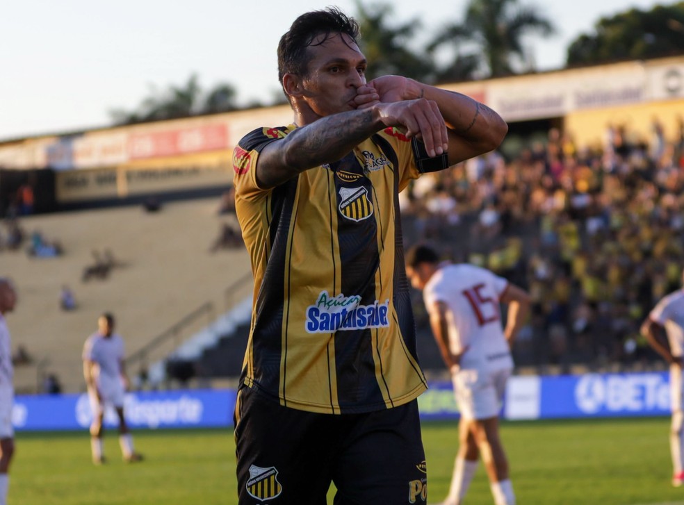 Robson comemora gol do Novorizontino