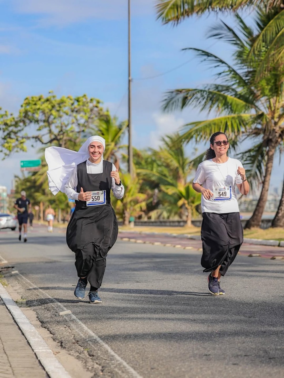 Freiras participando de corrida de rua — Foto: Victor Lima/@sorriaesporte