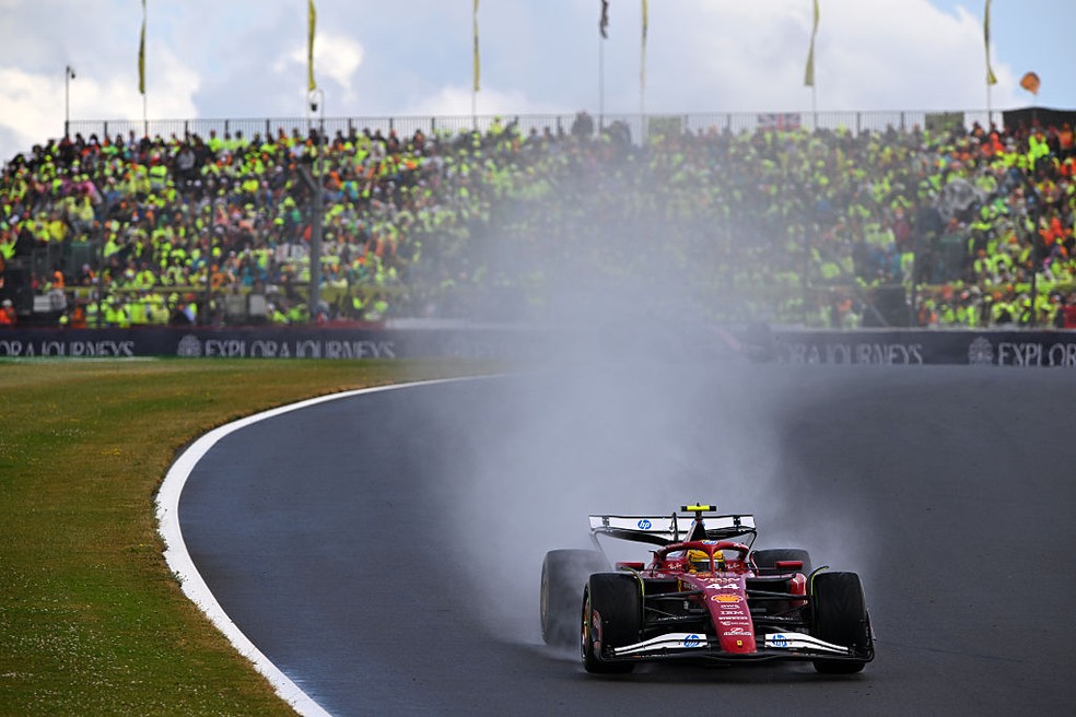 Lewis Hamilton patinou na chuva e não teve vida facilitada por estratégia, sendo apenas quarto colocado no GP da Inglaterra de F1 em 2025 — Foto: Rudy Carezzevoli/Getty Images