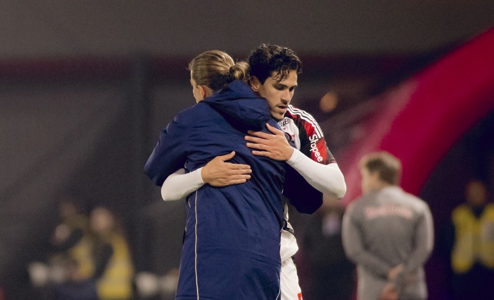 Pedro abraa Filipe Lus em Bragantino x Flamengo  Foto: Adriano Fontes/Flamengo