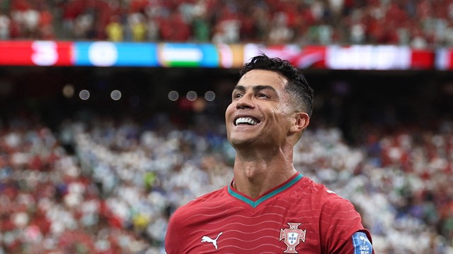 Cristiano Ronaldo sorri durante goleada de Portugal sobre Uzbequistão