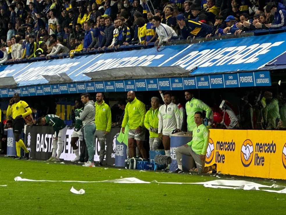 Banco de reservas do Palmeiras aguardando o fim do jogo na Bombonera — Foto: Thiago Ferri