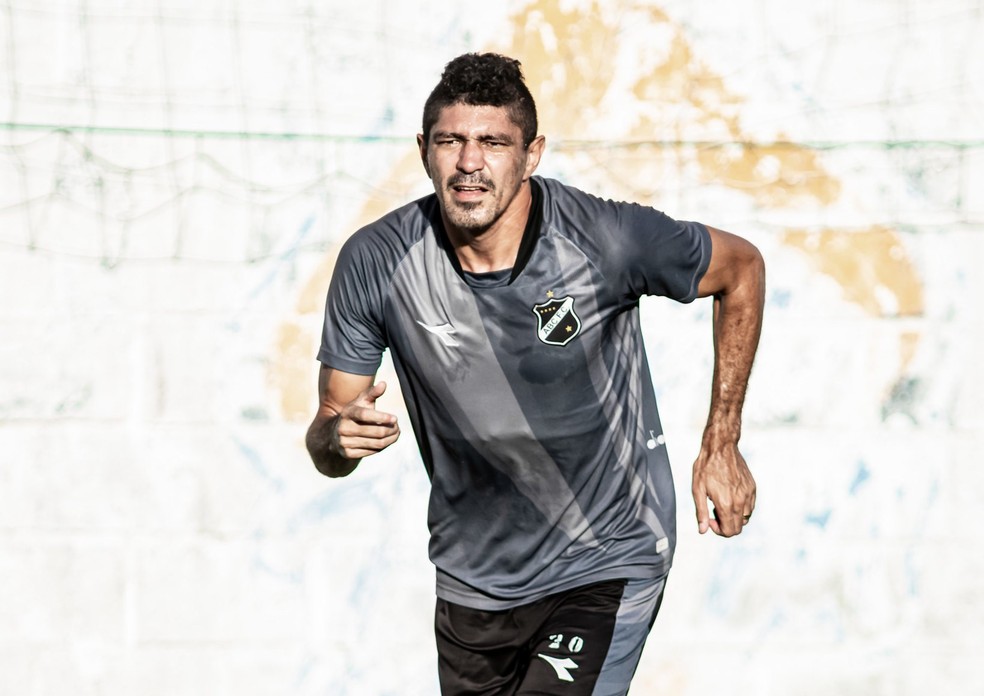 Edson deve continuar na zaga do ABC — Foto: Guilherme Drovas/ABC