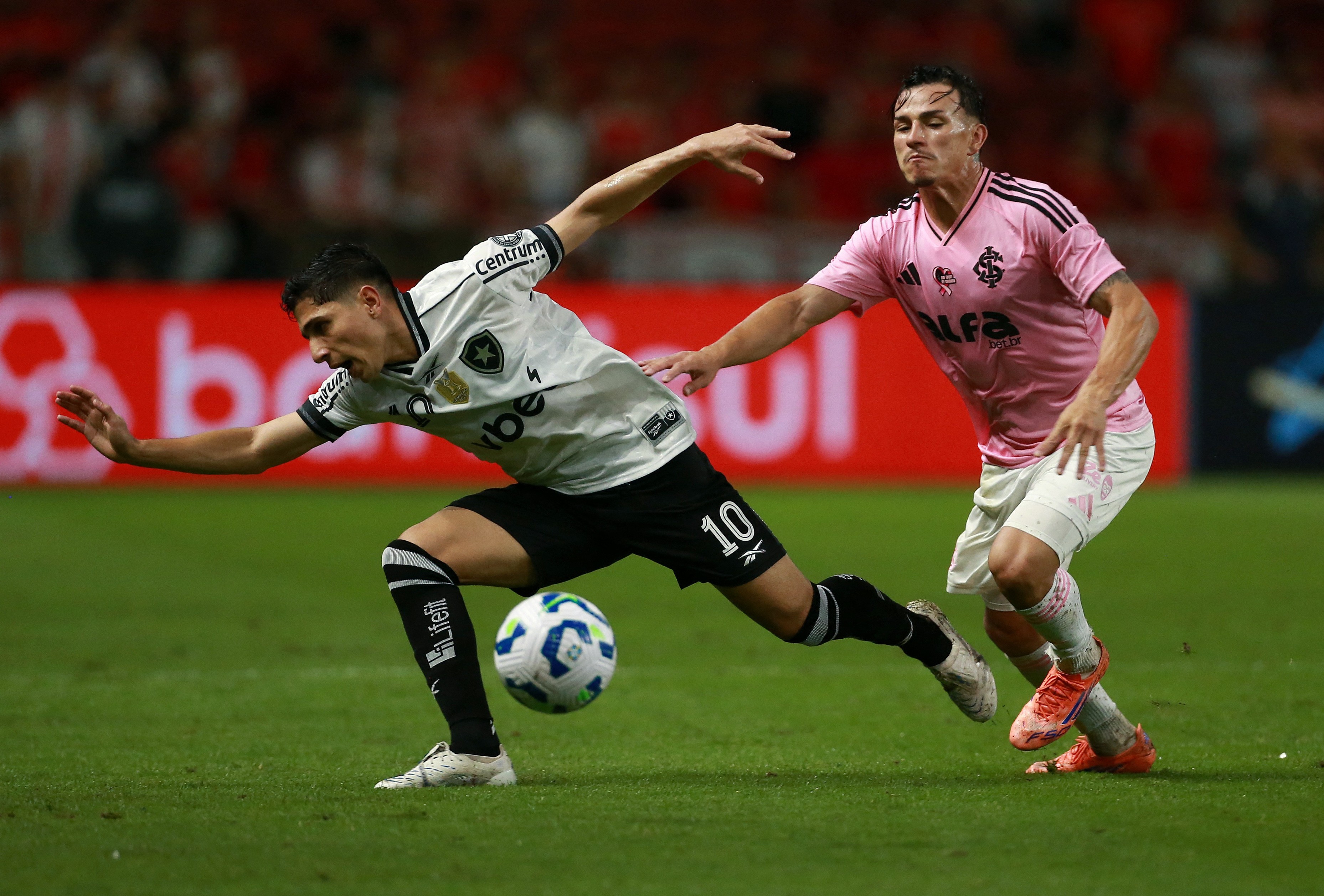 Análise: leitura de jogo ruim é a marca do Botafogo em derrota justa para o Internacional