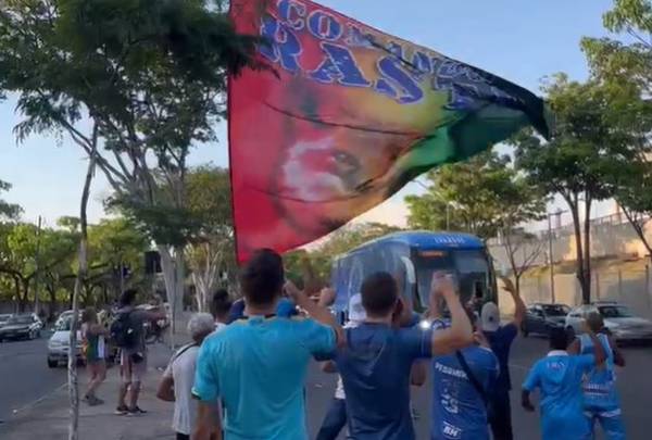 Com punição, torcida do Cruzeiro recebe time à porta do Mineirão antes de jogo contra o Vasco