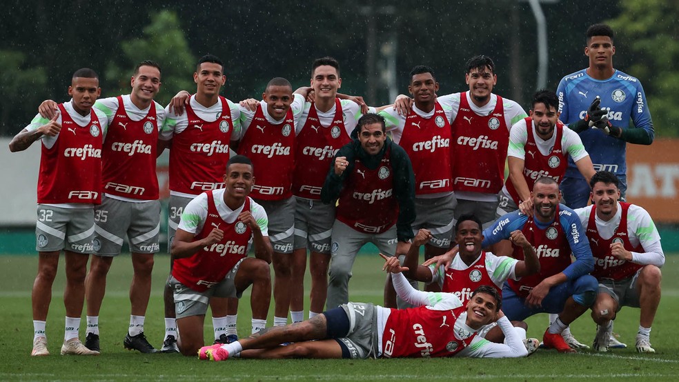 Jogadores do Palmeiras fazem montinho em Abel durante treino — Foto: Cesar Greco