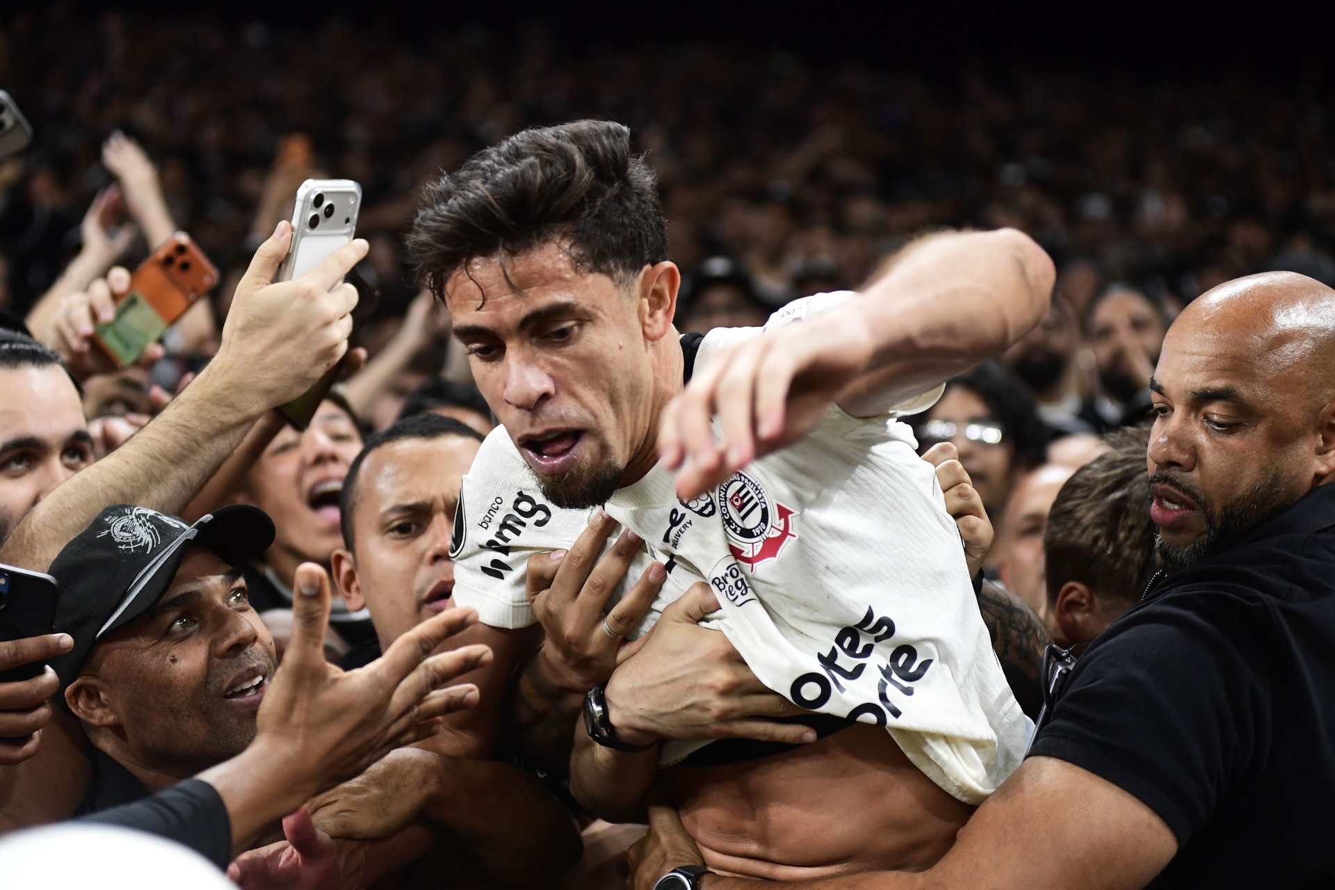 Gabriel Paulista Celebra Comemoração da Torcida Após Classificação do Corinthians