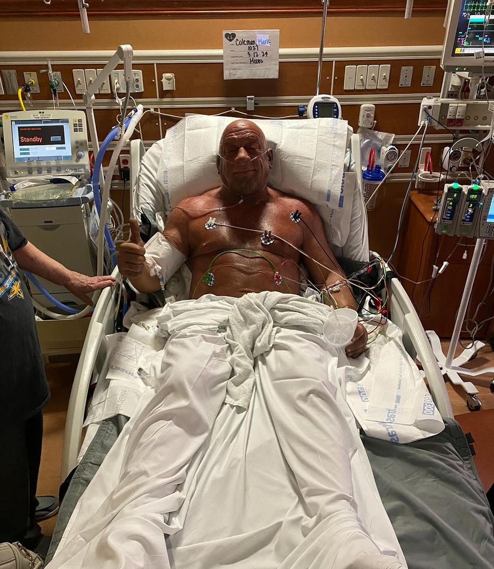 Mark Coleman posa na cama do hospital onde se recuperava dias após incêndio em casa — Foto: Reprodução/Instagram