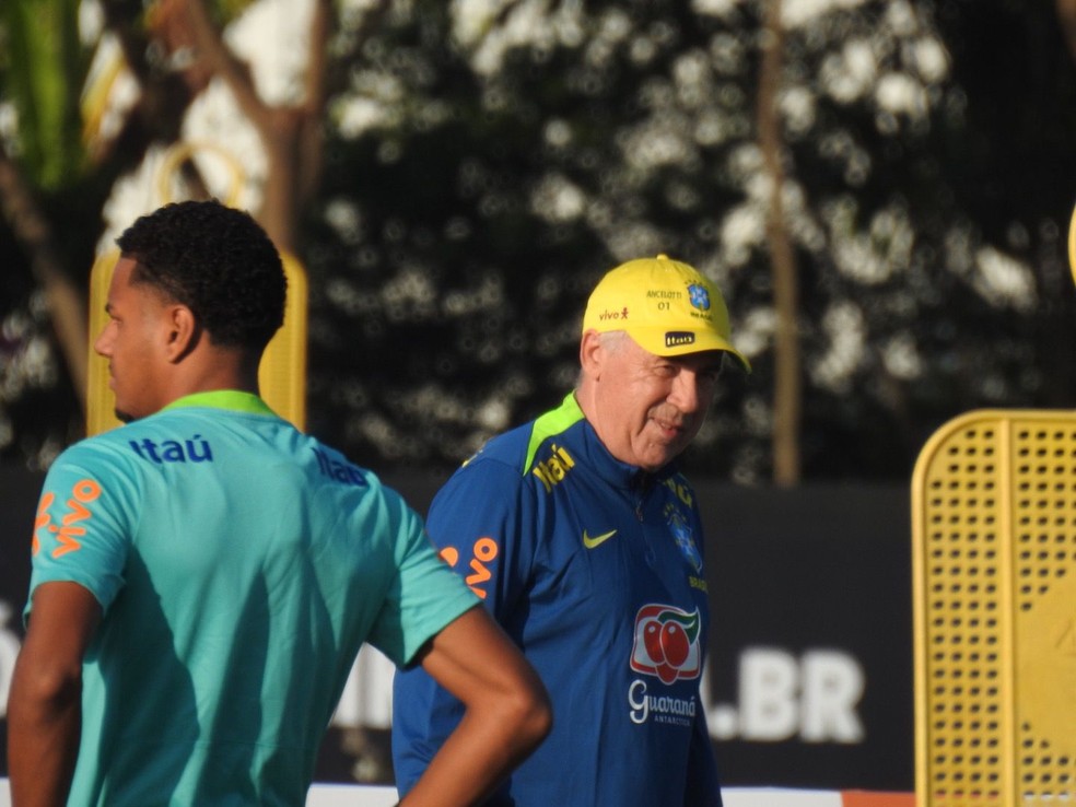 Carlo Ancelotti em treino da seleção brasileira — Foto: Bruno Cassucci