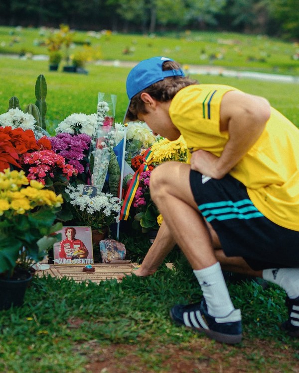 Kimi Antonelli visita o túmulo de Ayrton Senna antes do GP do Brasil — Foto: Reprodução Instagram/ @kimi.antonelli