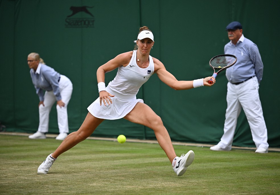 Bia Haddad contra romena Cirstea na terceira rodada de Wimbledon — Foto: REUTERS/Dylan Martinez