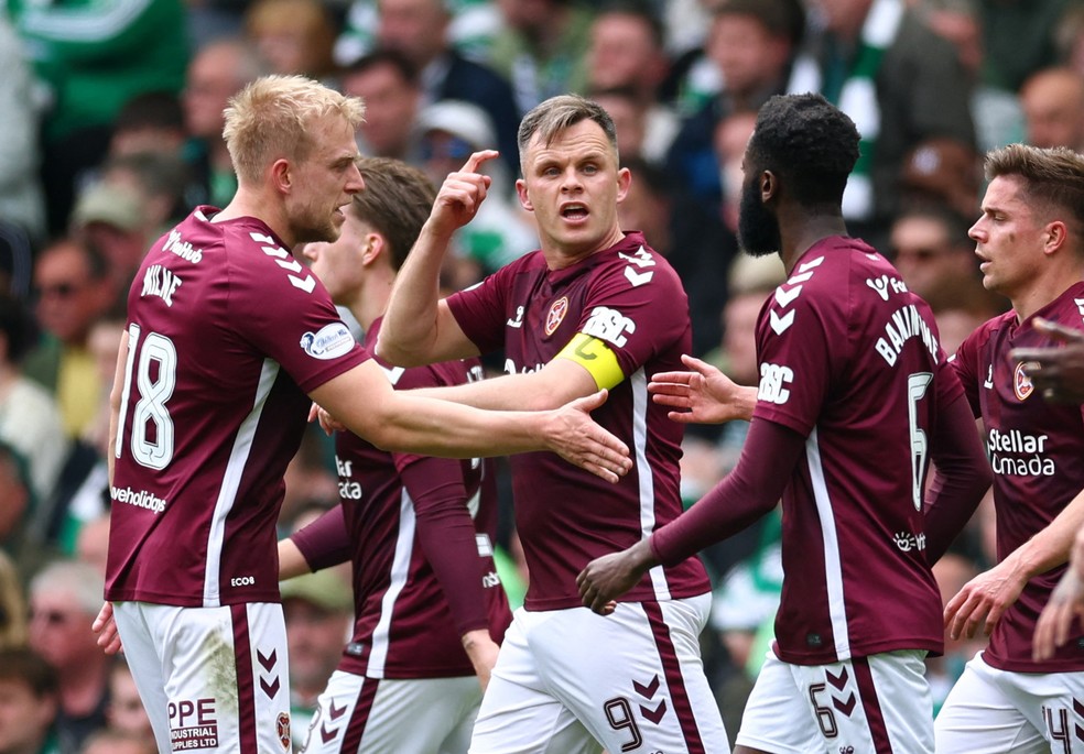 Lawrence Shankland reclama durante Hearts x Celtic