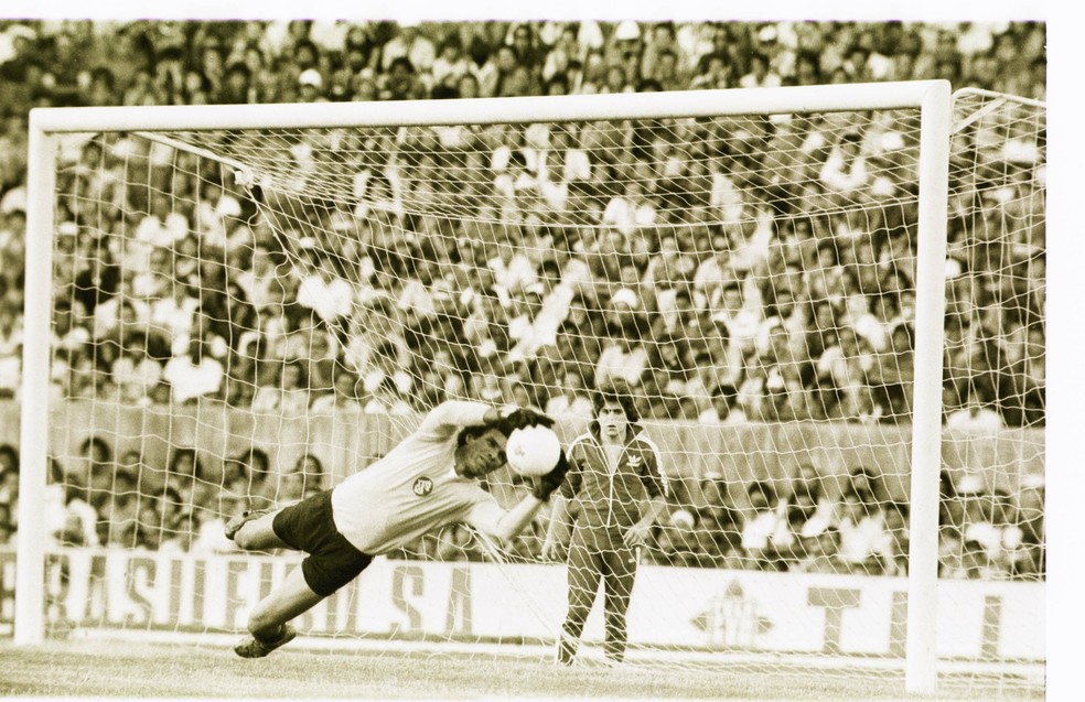 Goleiro Manga na final do Brasileirão de 1975 contra o Cruzeiro — Foto: Alfredo Mathias/Agência RBS