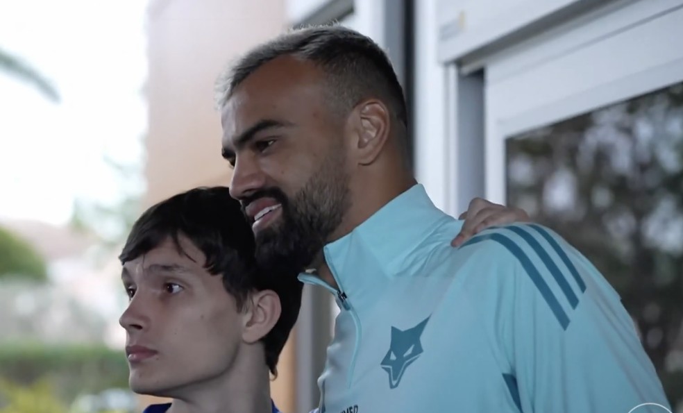 Fabrício Bruno, zagueiro do Cruzeiro, posa para foto na concentração do time nos EUA — Foto: Reprodução/TV Globo