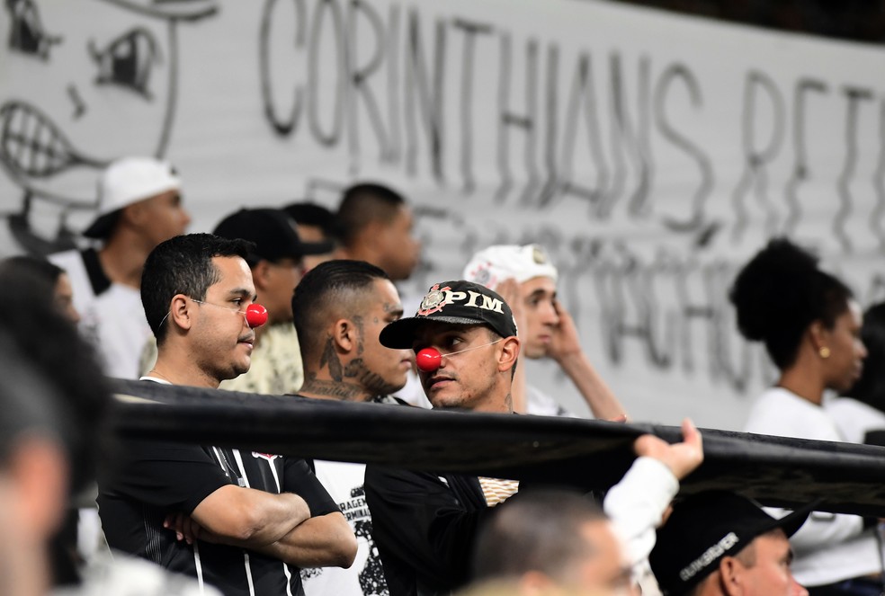 Protesto de torcedores do Corinthians na Libertadores — Foto: Marcos Ribolli