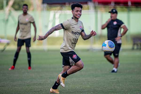 Vitória enfrenta o Grêmio em duelo entre pior defesa e ataque do Brasileirão.