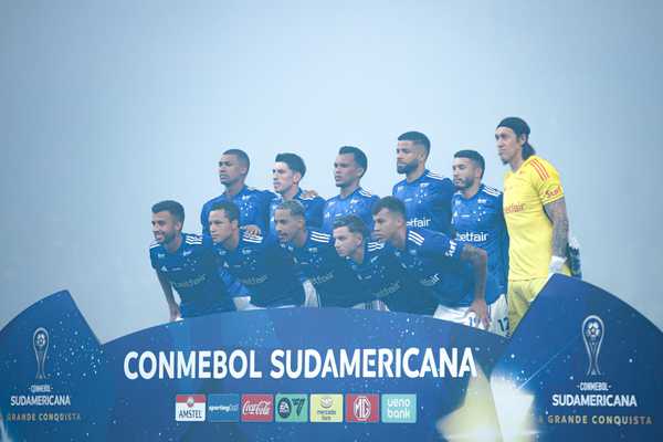 Cruzeiro apresenta atuação abaixo do esperado e Diniz vive pressão crescente.