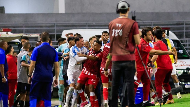 Confusão no fim do jogo entre CSA e Náutico