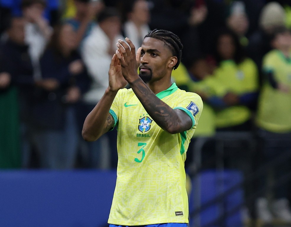 Alexsandro Ribeiro em campo pela seleção brasileira