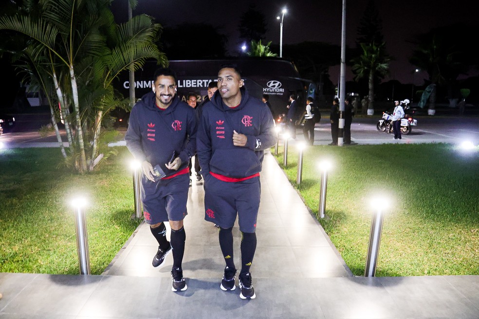 Danilo e Alex Sandro em desembarque com o Flamengo — Foto: Divulgação / Flamengo