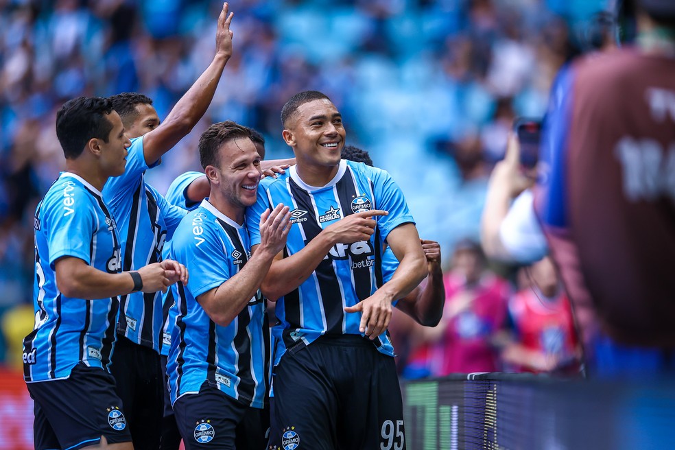 Carlos Vinicius e Arthur estão entre as recentes contratações que deram resposta no Grêmio — Foto: Lucas Uebel / Grêmio
